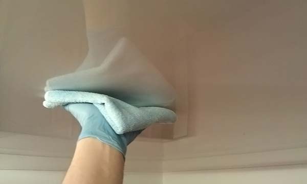 Как да почистите опънатите тавани у дома
