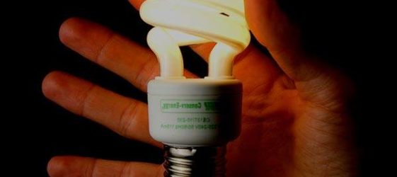 Защо енергоспестяващата лампа мига, когато превключвателят е изключен