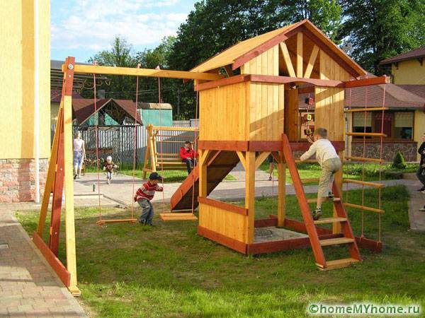 Детска площадка, направена изцяло от дърво
