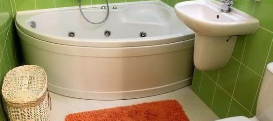 Интериор на баня, съчетан с тоалетна