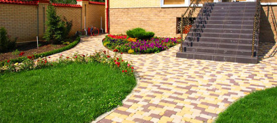 Paving slabs in the courtyard of a private house: photo