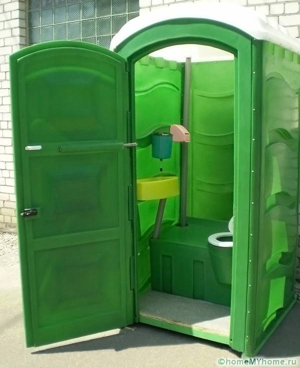 Пластмасовите тоалетни кабини се предлагат в различни нива на оборудване и цветове.