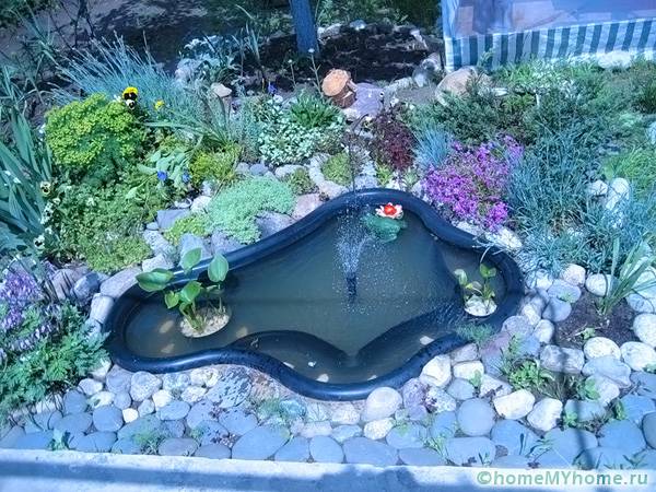 Можете да украсите езерцето с пластмасови растения.