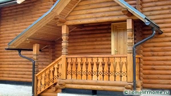 Дървената конструкция може да бъде украсена с интересни резбовани орнаменти