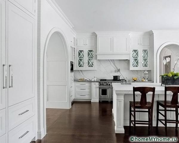 Снимката показва лаконична арка в светла и просторна кухня