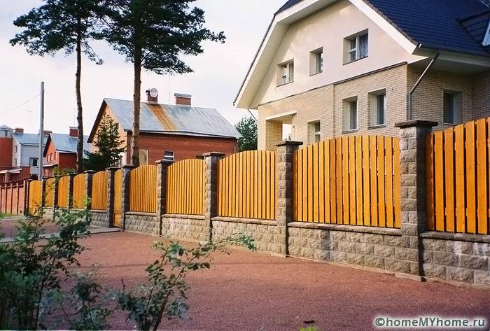 Оградата ще създаде специална атмосфера около къщата и ще подчертае цялостния стил