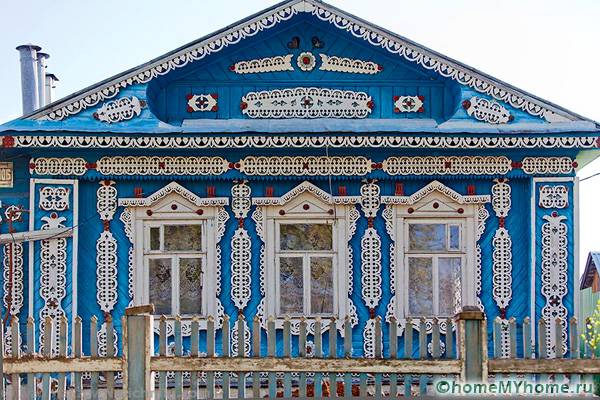 За да украсите успешно дома си, струва си да обмислите дизайна на традиционните сгради в руски стил.