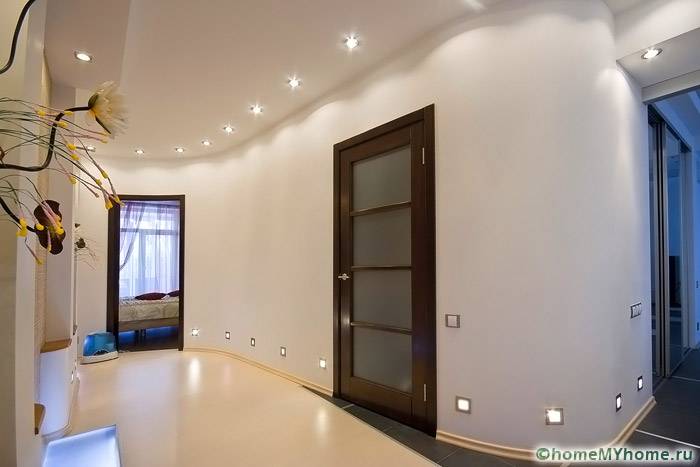 Подът и таванът могат да бъдат направени в подобни цветове, като вградени лампи се използват като акцент