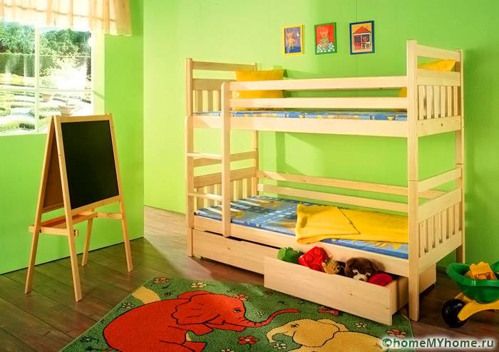 Двуетажните легла изглеждат страхотно в детската стая