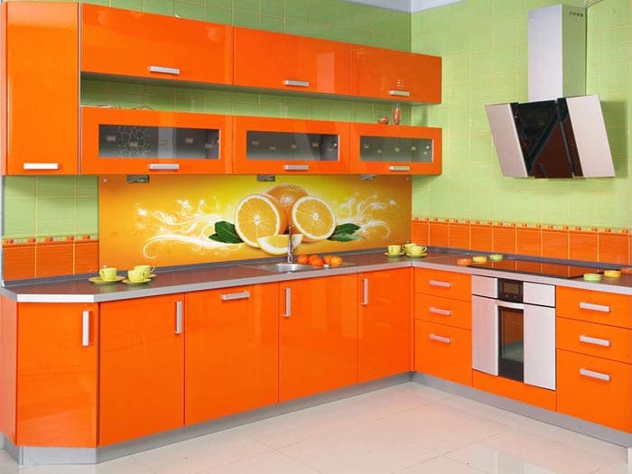 Пример за използване на MDF: емайлът върху панелите напълно отговаря на условията на кухнята, изпълнявайки естетическата си функция