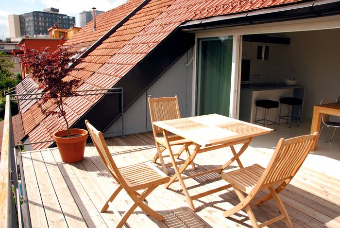 Тук можете да се отпуснете удобно и да използвате закритата тераса за семейни ястия или приятелски срещи