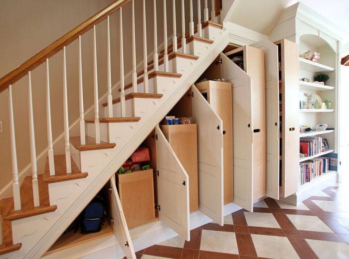 Пространството под стълбите трябва да се използва за съхранение на вещи.