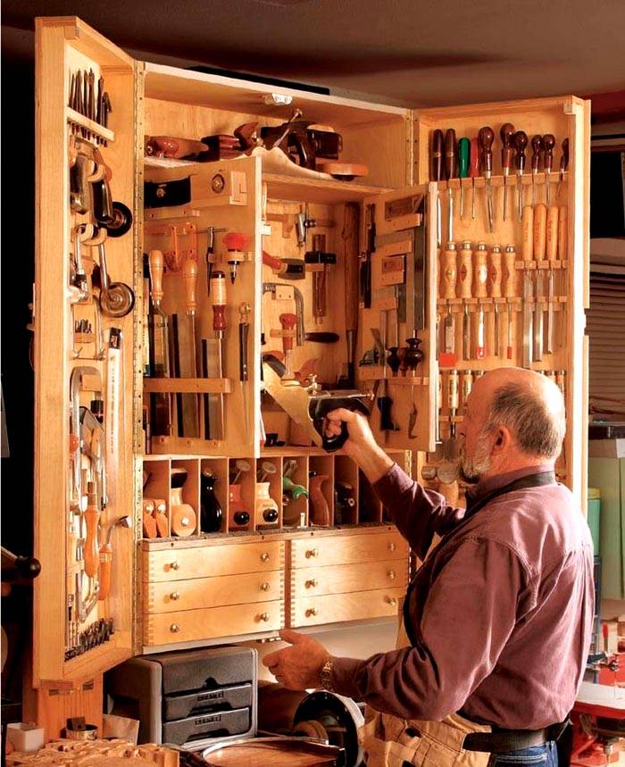 Тесният шкаф, ако е правилно проектиран, може да побере голямо разнообразие от инструменти