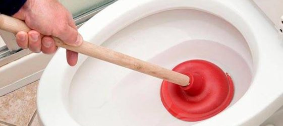 Toalettet er tett: hvordan du rengjør det selv