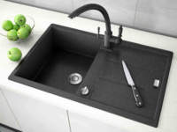 Den svarte vasken til kjøkkenet ser flott ut på en hvit bakgrunn