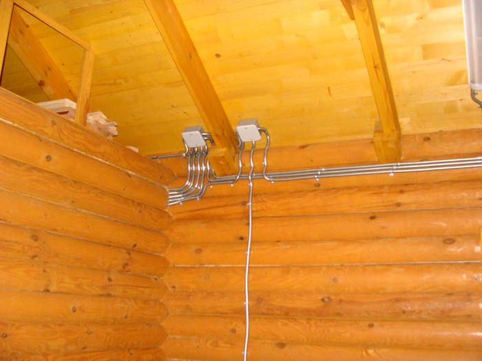 Монтажът на окабеляване в дървени къщи се извършва със специални правила. Металните кабелни канали се използват за предотвратяване на пожари