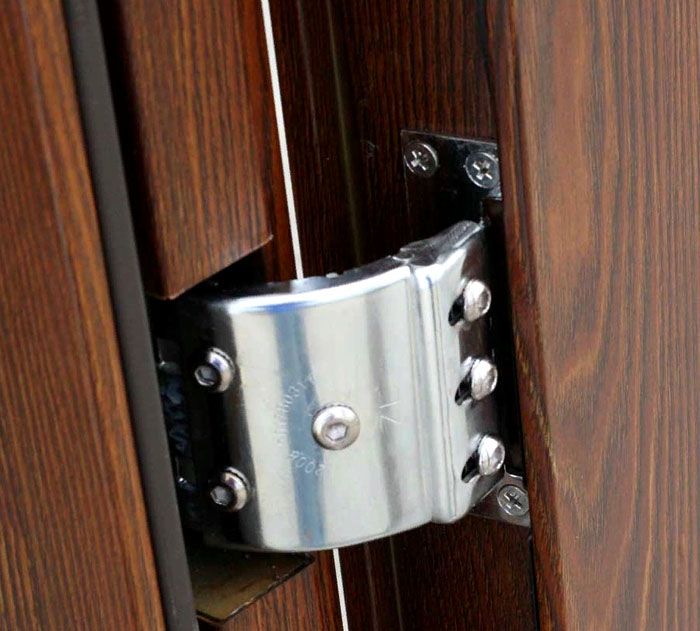 Скритите панти от метални входни врати към апартамент често се отбелязват като значително предимство.
