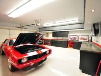 Duży garaż można wyposażyć w domowy warsztat