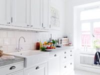 Λευκά πλακάκια για την κουζίνα στην ποδιά ανανεώνουν το εσωτερικό