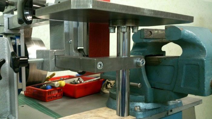 Закрепваща рамка се използва за закрепване на масата към машината