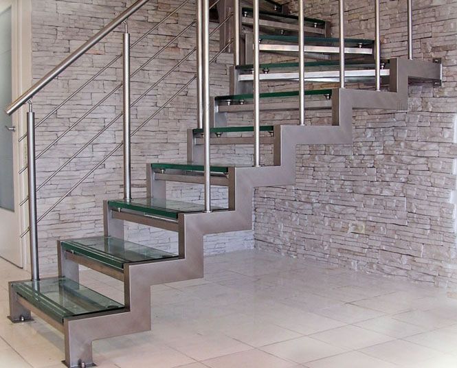 При голяма височина между етажите се използват няколко прави секции с завой или междинна платформа