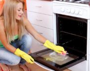 Hvordan rengjøre ovnen for fett og karbonavleiringer hjemme