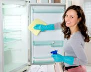 Как да измиете вътрешността на хладилника, за да премахнете миризмата