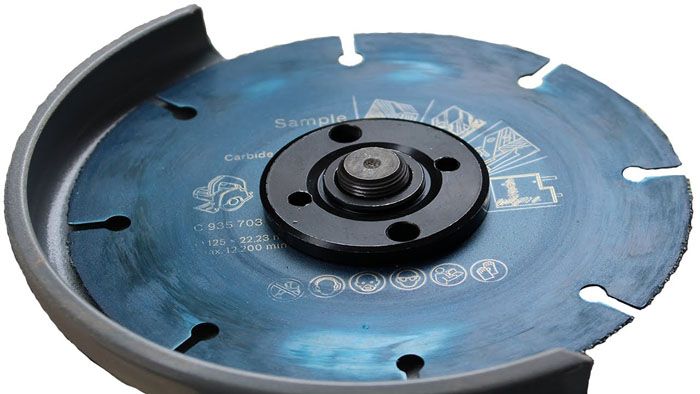 Външен вид на диск от волфрамов карбид, монтиран на ъглошлайф