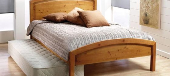 เตียงทำด้วยตัวเองทำจากไม้