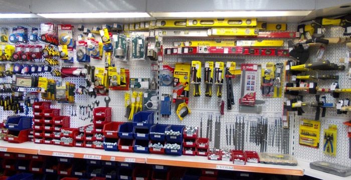 Във всеки магазин и търговска мрежа има отдел за продажба на консумативи, който работи с ръчни инструменти и строителни стоки