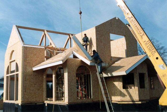 За монтажа на тежки конструкции и елементи, използвани за покриви, е необходимо да се използва автокран или друго подемно оборудване