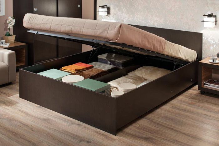 Двойно легло с повдигащ механизъм е удобно и практично при използване