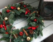 How to make a Christmas wreath with your own hands