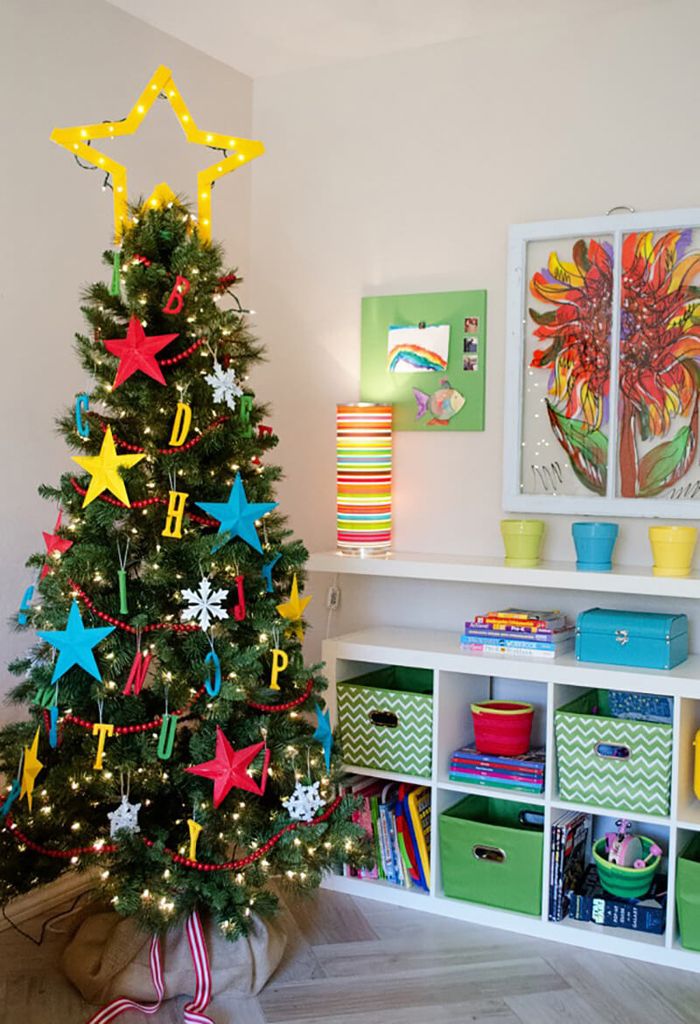 Яркият декор ви позволява да закачите домашни играчки от хартия и картон на коледното дърво