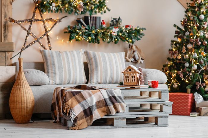 Карираните одеяла са характерна декорация на мебелите за Нова година. Боровите гирлянди сами по себе си създават правилното настроение
