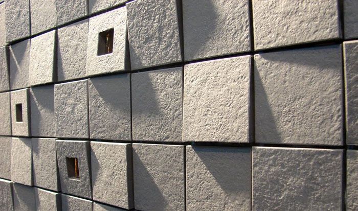 Фасадните и довършителните панели са направени с помощта на армиран бетон