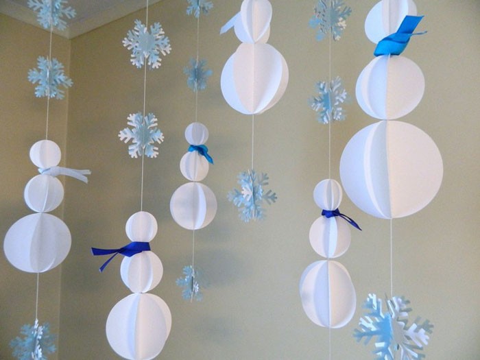 Вертикален венец от люлеещи се снежни човеци ще украси детската стая