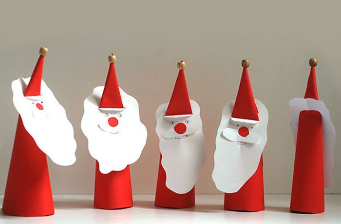 Лесен и бърз начин за създаване на Дядо Коледа. Ние правим конус от червена хартия и слагаме бяла хартиена брада върху конуса и залепваме лицето си