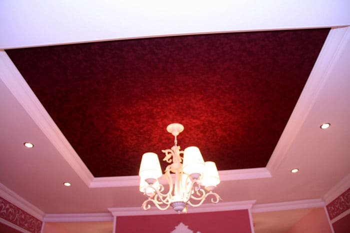 Външно такива тавани наподобяват скъпа мазилка, а качеството е на най-високо ниво