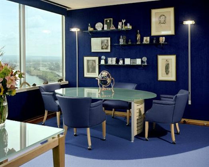 Различните стаи са украсени със синьо, като във всяка изглежда специална