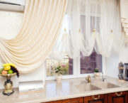 Tulle in the kitchen: photo